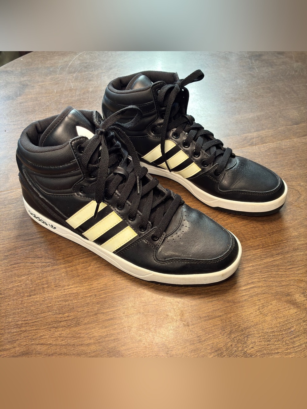 adidas High Top Black White  Leather Athletic Sneakers 10.5 ART Q32944 VM 004001